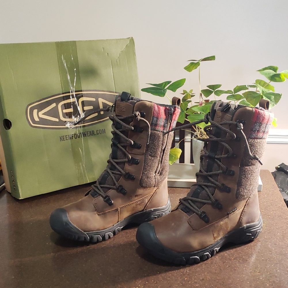 KEEN Woman's Boots KEEN Greta Plaid Tall Boot Waterproof. Size 6.